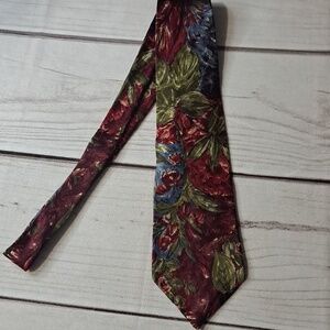 Wembley Patterned Silke Tie in Red, Green, Blue.